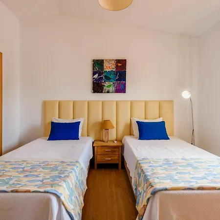 Protea - 5 Bedroom, Beach, Air-con, Wifi Holiday home *