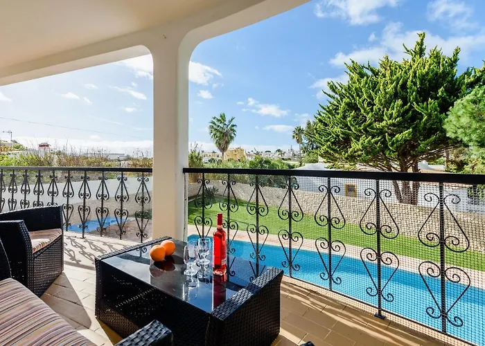 Protea - 5 Bedroom, Beach, Air-con, Wifi